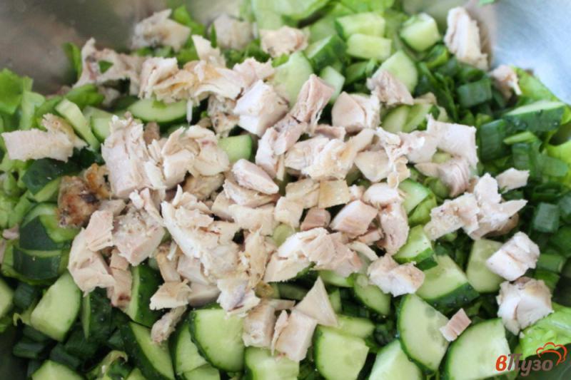 Фото приготовление рецепта: Зеленый салат с курицей и огурцом шаг №4