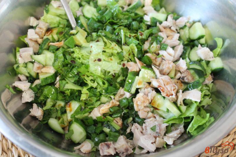 Фото приготовление рецепта: Зеленый салат с курицей и огурцом шаг №5