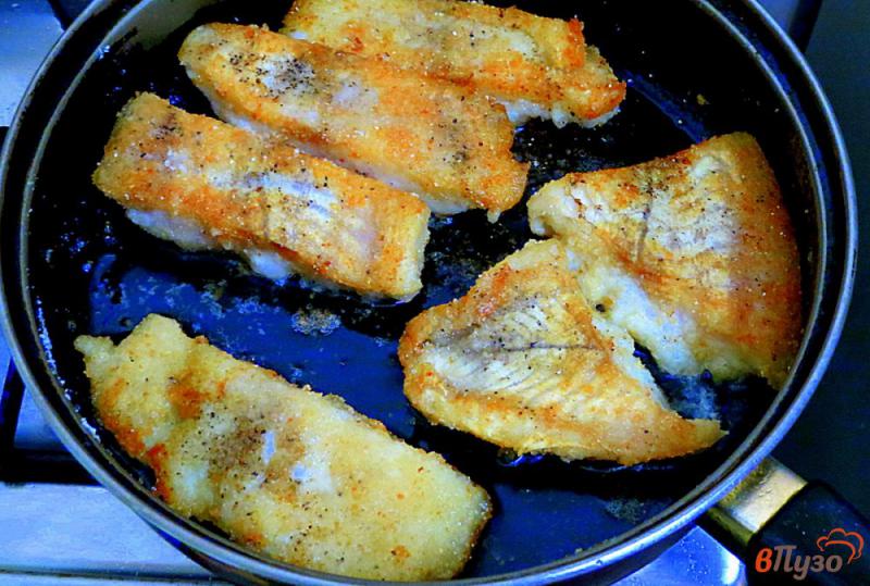 Фото приготовление рецепта: Рыба жареная, панированная в сухарях и крахмале шаг №5