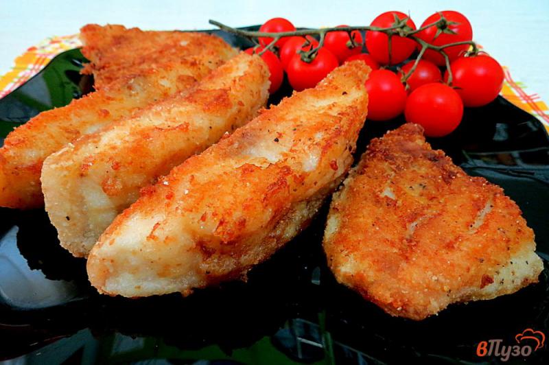 Фото приготовление рецепта: Рыба жареная, панированная в сухарях и крахмале шаг №6