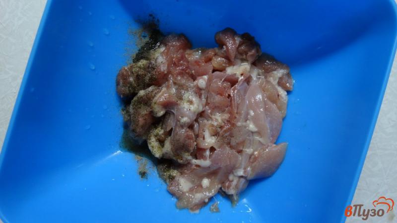 Фото приготовление рецепта: Салат с курицей, фунчозой и кабачком шаг №1