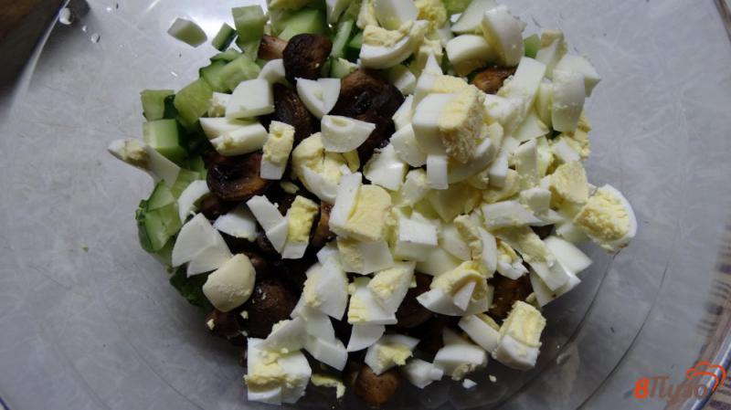 Фото приготовление рецепта: Салат из шампиньонов с огурцом шаг №4