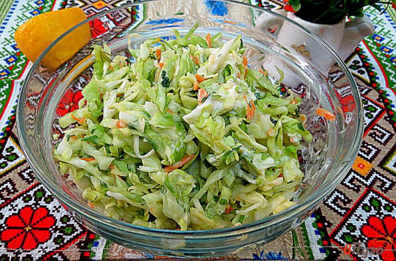 Фото приготовление рецепта: Салат из молодой капусты шаг №6