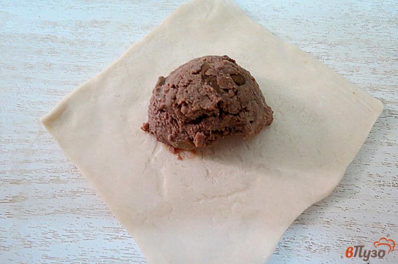 Фото приготовление рецепта: Пирожки слоёные с печенью (из готового теста) шаг №6