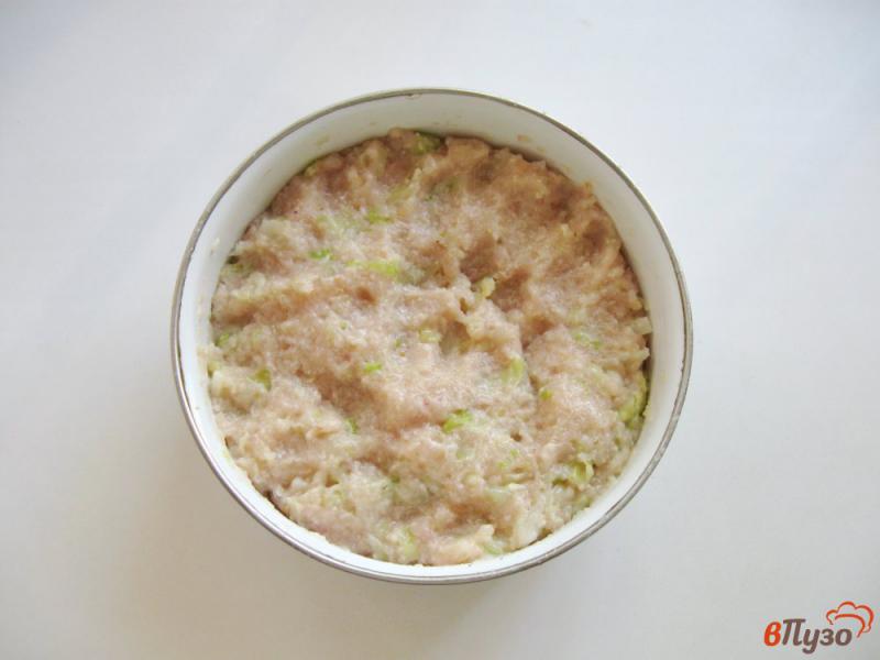 Фото приготовление рецепта: Куриные котлеты с молодой капустой в соусе шаг №3