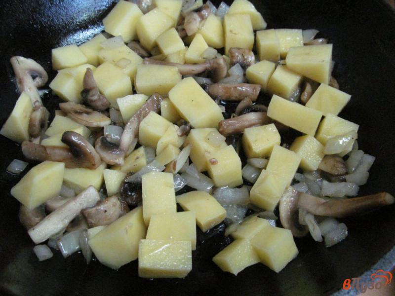 Фото приготовление рецепта: Фрикадельки с картофелем в горшочках шаг №2