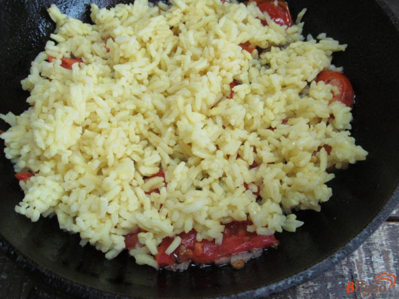 Фото приготовление рецепта: Рис с куркумой и помидором шаг №3