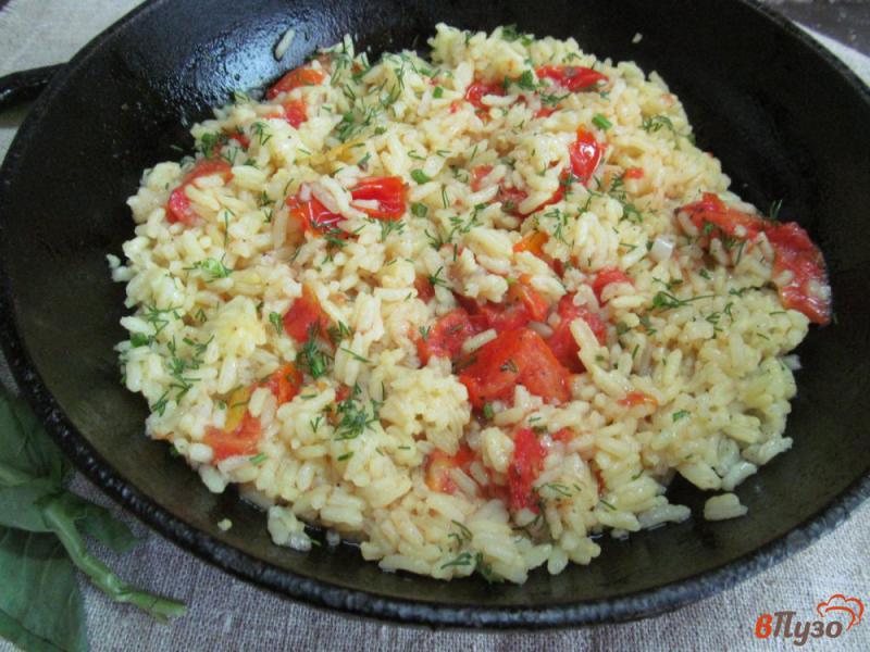 Фото приготовление рецепта: Рис с куркумой и помидором шаг №4