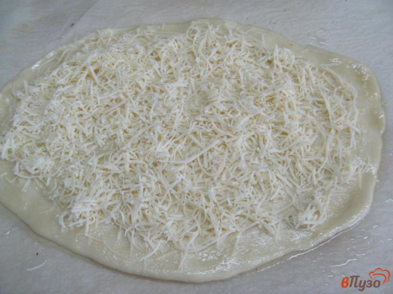 Фото приготовление рецепта: Пицца с грибами и козьим сыром шаг №4