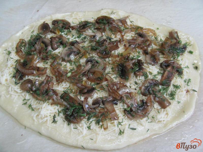 Фото приготовление рецепта: Пицца с грибами и козьим сыром шаг №5