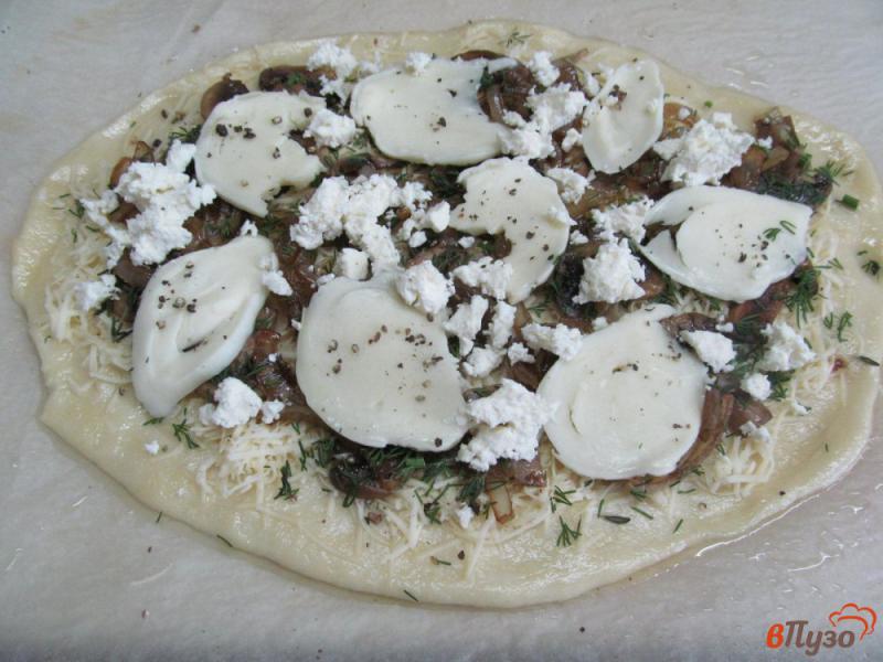 Фото приготовление рецепта: Пицца с грибами и козьим сыром шаг №6