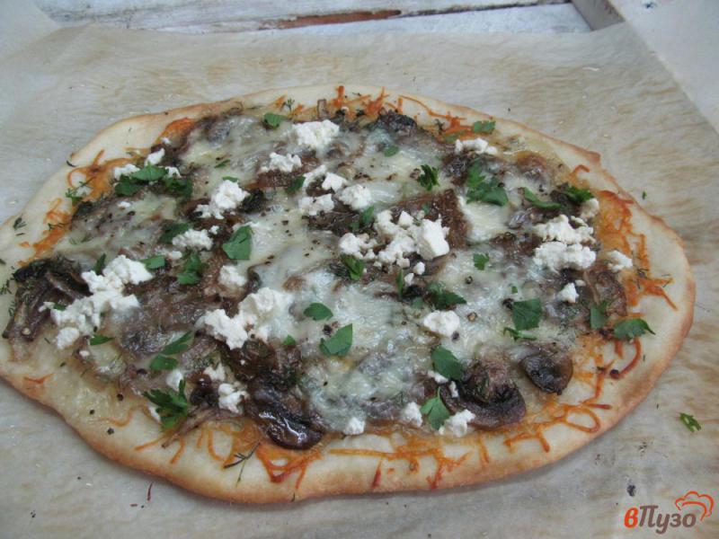 Фото приготовление рецепта: Пицца с грибами и козьим сыром шаг №7