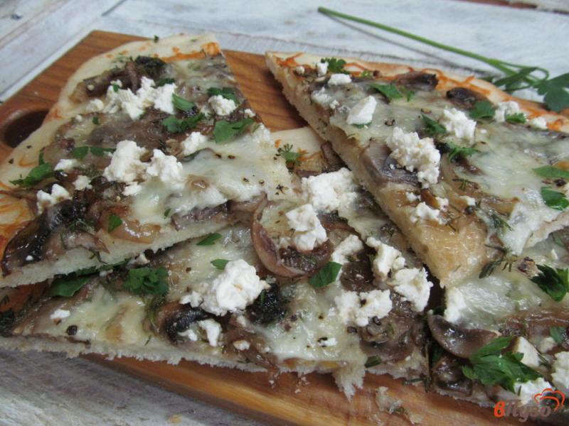 Фото приготовление рецепта: Пицца с грибами и козьим сыром шаг №8