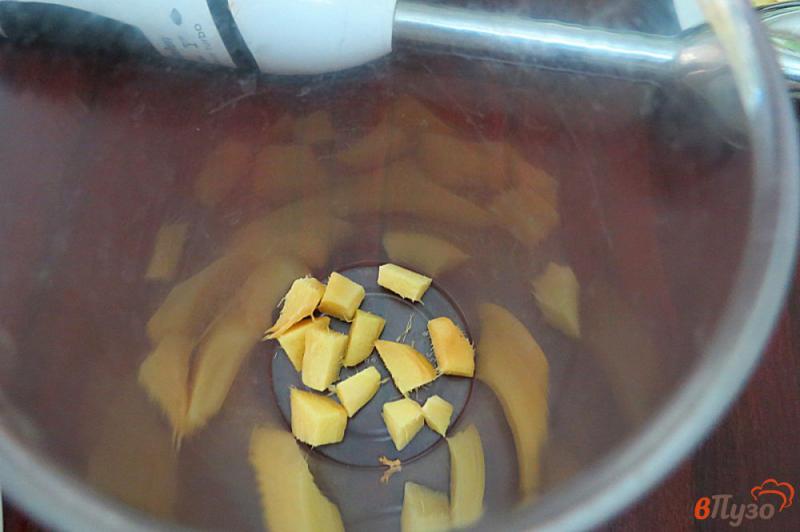 Фото приготовление рецепта: Смузи из яблок, моркови и имбиря шаг №5