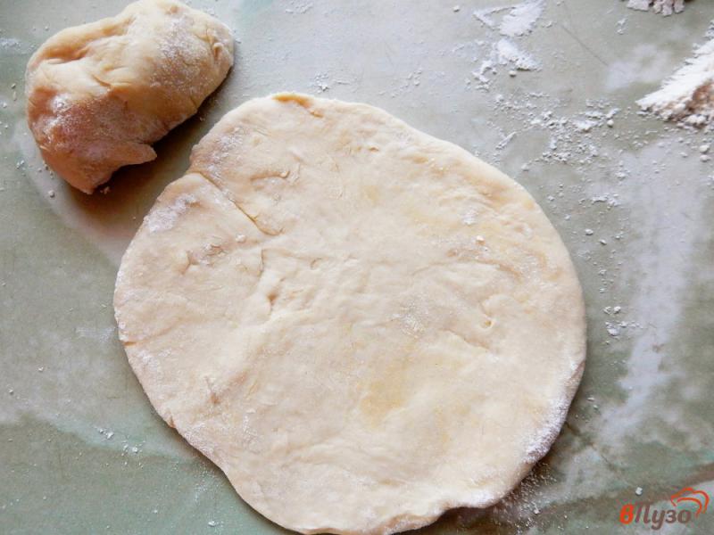 Фото приготовление рецепта: Бездрожжевые пирожки с луком и яйцами шаг №12