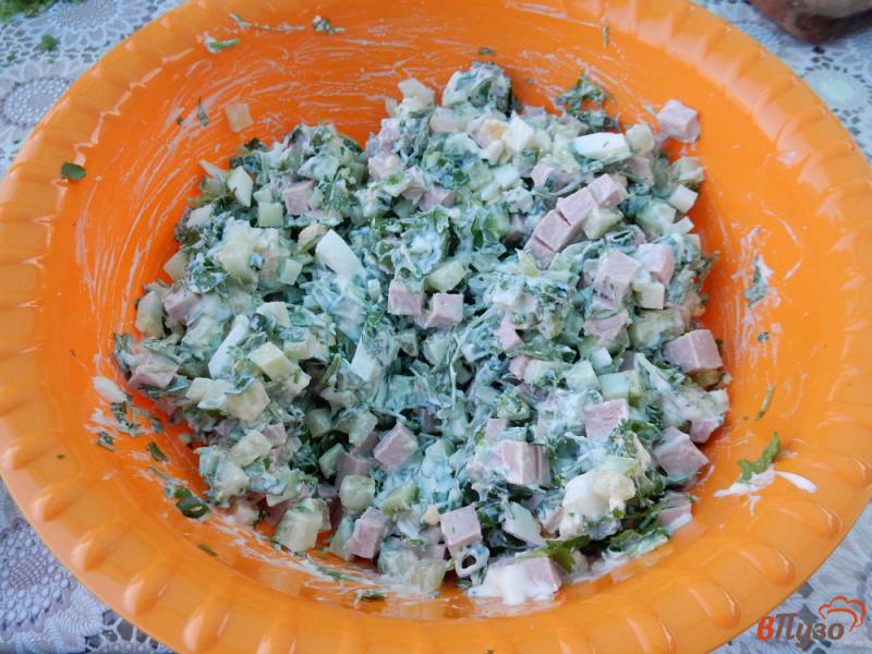 Фото приготовление рецепта: Зеленый салат с докторской колбасой и яйцами шаг №8