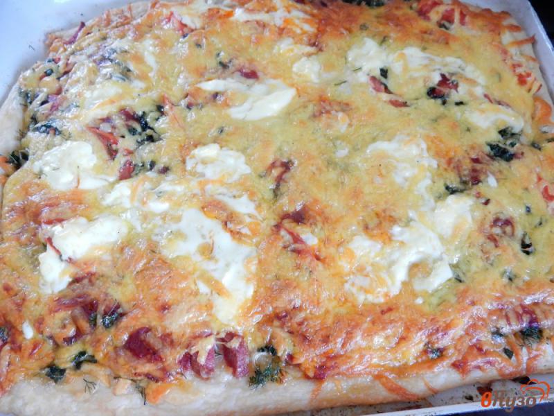 Фото приготовление рецепта: Пицца с копчеными колбасками и мятой шаг №8