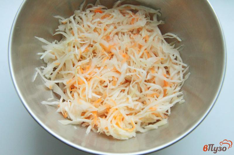Фото приготовление рецепта: Салат из квашеной капусты и свеклы шаг №1