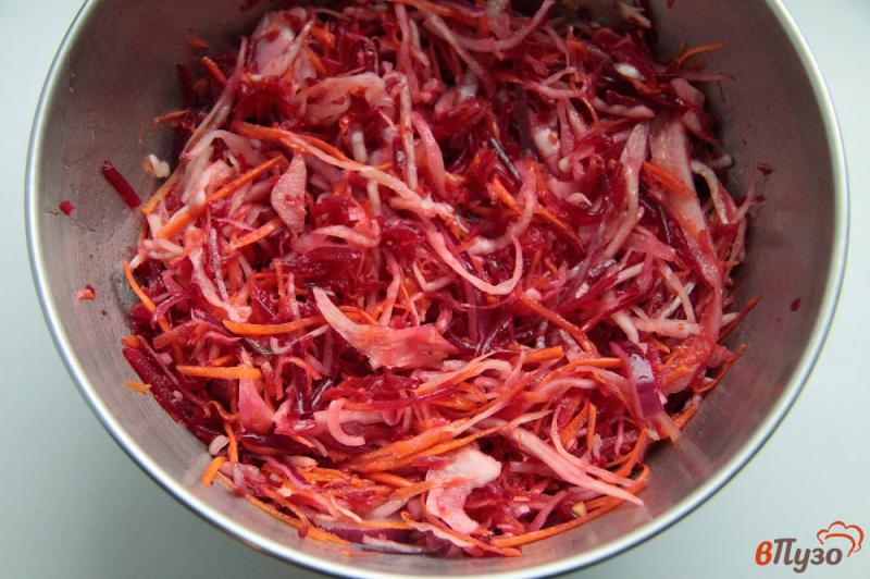Фото приготовление рецепта: Салат из квашеной капусты и свеклы шаг №5