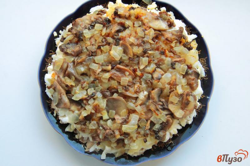 Фото приготовление рецепта: Салат с курицей, грибами и грецкими орехами шаг №7