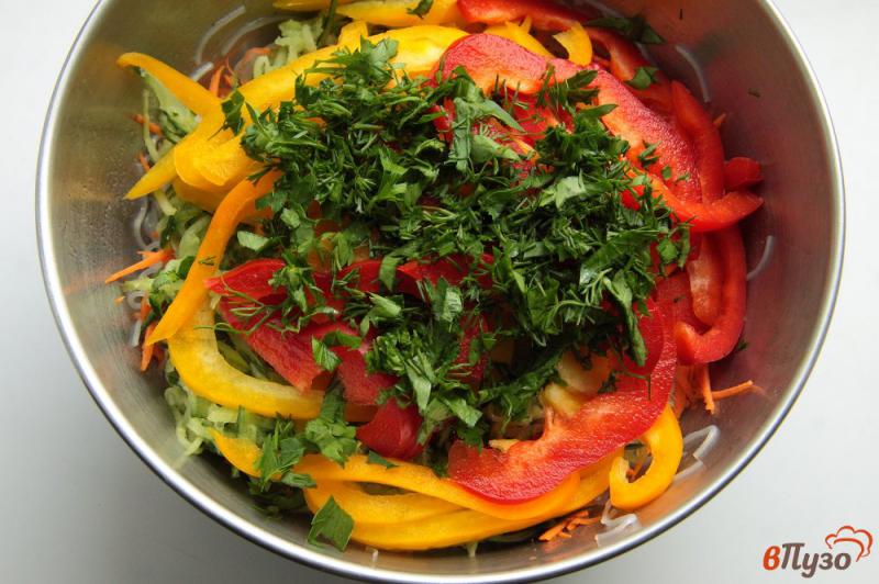 Фото приготовление рецепта: Салат из фунчозы с огурцом, морковью и болгарским перцем шаг №8