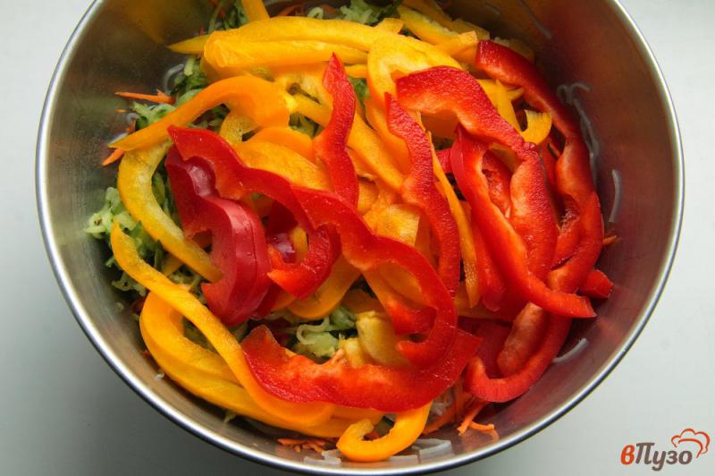 Фото приготовление рецепта: Салат из фунчозы с огурцом, морковью и болгарским перцем шаг №7