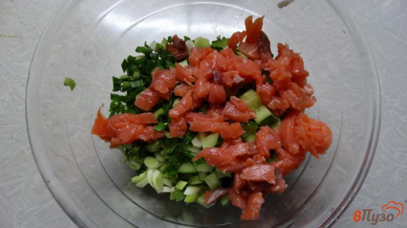 Фото приготовление рецепта: Салат с красной рыбой и огурцом шаг №3