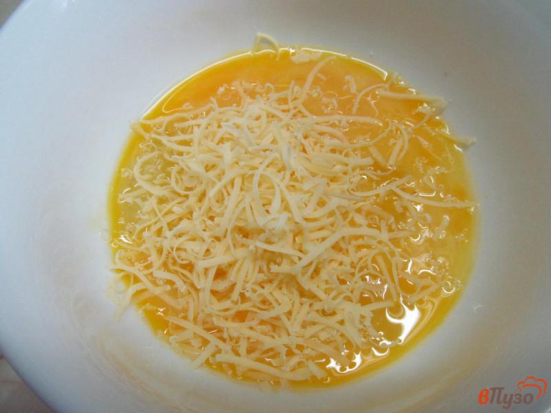 Фото приготовление рецепта: Сырный омлет в мешке шаг №2
