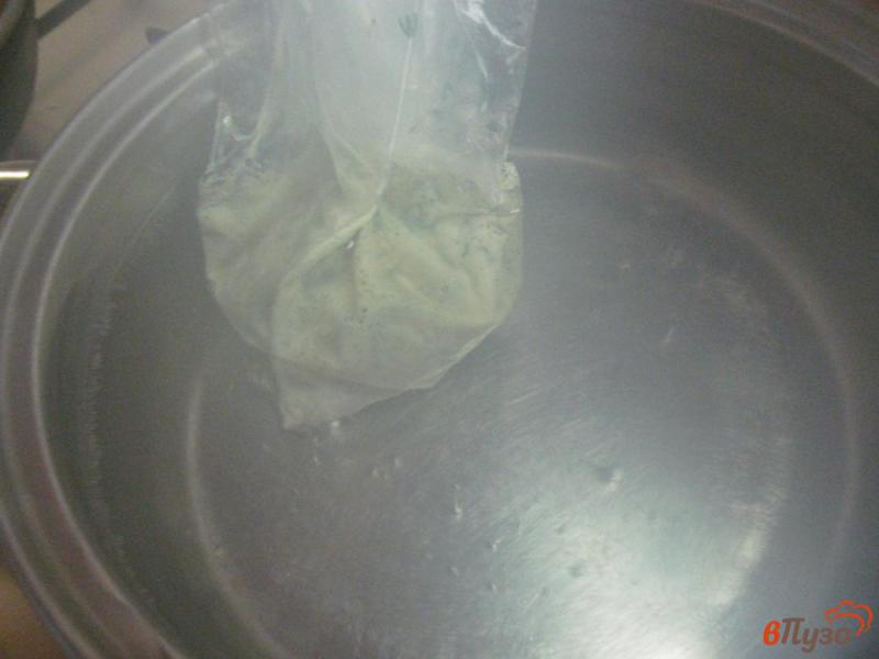 Фото приготовление рецепта: Сырный омлет в мешке шаг №5