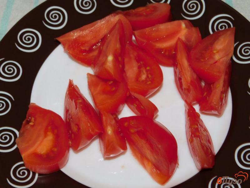 Фото приготовление рецепта: Салат с редисом и помидорами шаг №3