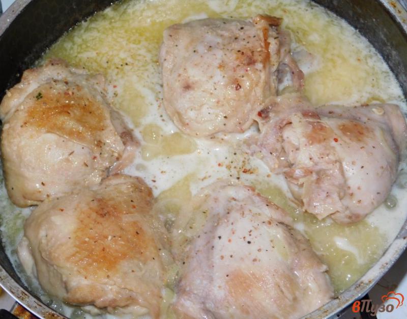 Фото приготовление рецепта: Куриные бедра в чесночно-сметанном соусе шаг №3