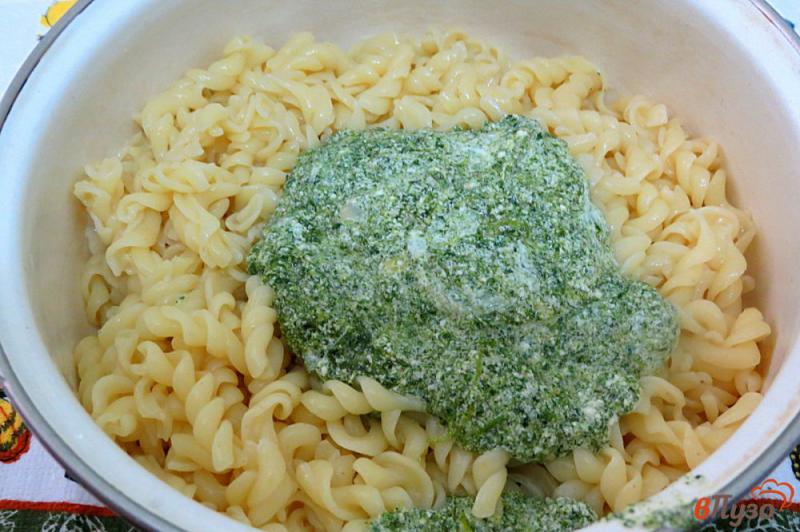 Фото приготовление рецепта: Макароны со шпинатом и сыром шаг №7