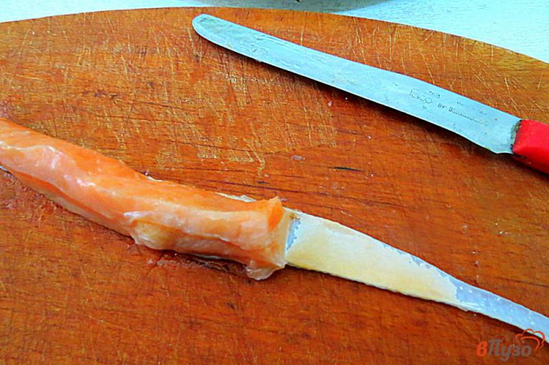 Фото приготовление рецепта: Брюшки лосося в сливочно-сметанном соусе шаг №2