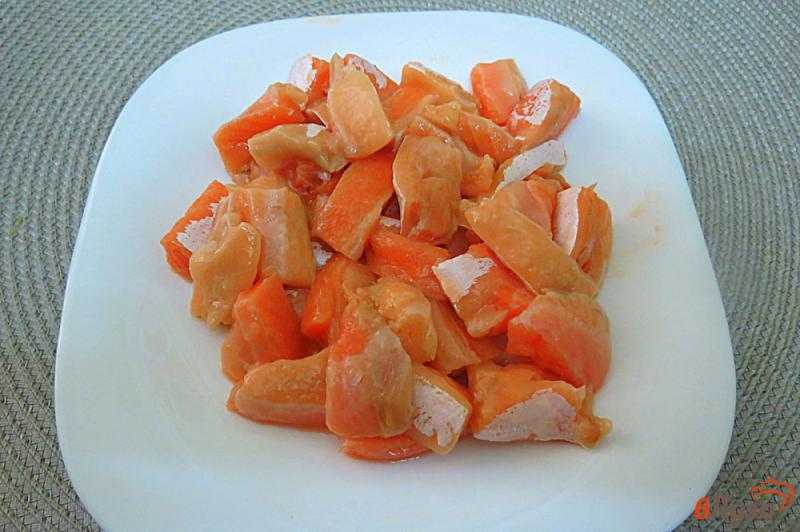 Фото приготовление рецепта: Брюшки лосося в сливочно-сметанном соусе шаг №4