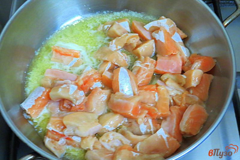 Фото приготовление рецепта: Брюшки лосося в сливочно-сметанном соусе шаг №5