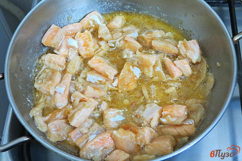 Фото приготовление рецепта: Брюшки лосося в сливочно-сметанном соусе шаг №8
