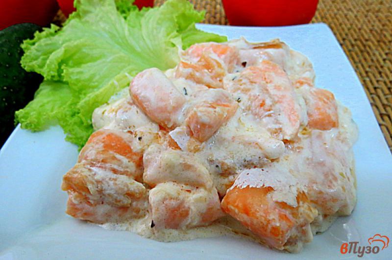 Фото приготовление рецепта: Брюшки лосося в сливочно-сметанном соусе шаг №10