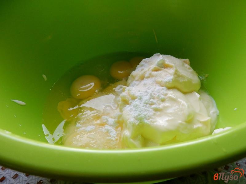 Фото приготовление рецепта: Заливной пирог с курицей, яйцами и зеленым луком шаг №2