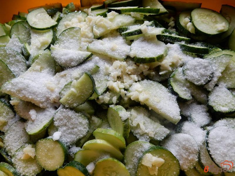 Фото приготовление рецепта: Салат из огурцов с чесноком на зиму шаг №6