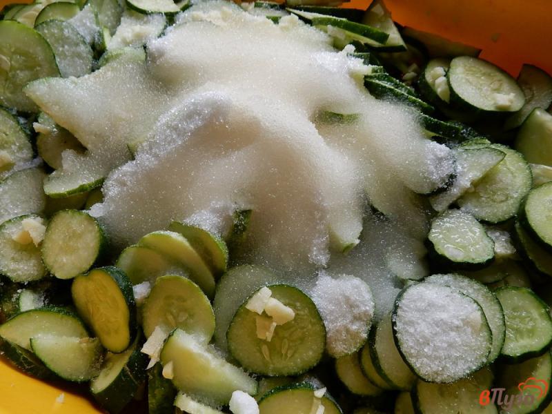 Фото приготовление рецепта: Салат из огурцов с чесноком на зиму шаг №8