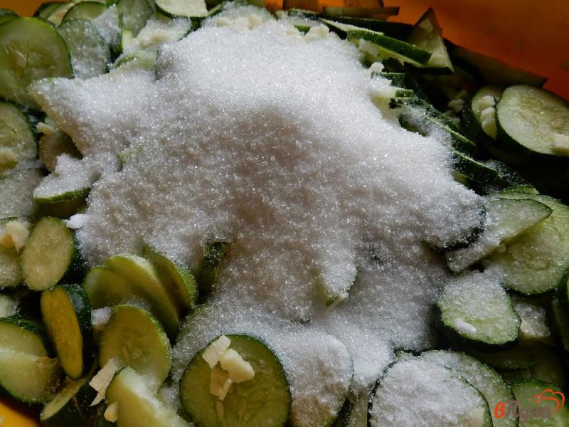 Фото приготовление рецепта: Салат из огурцов с чесноком на зиму шаг №7