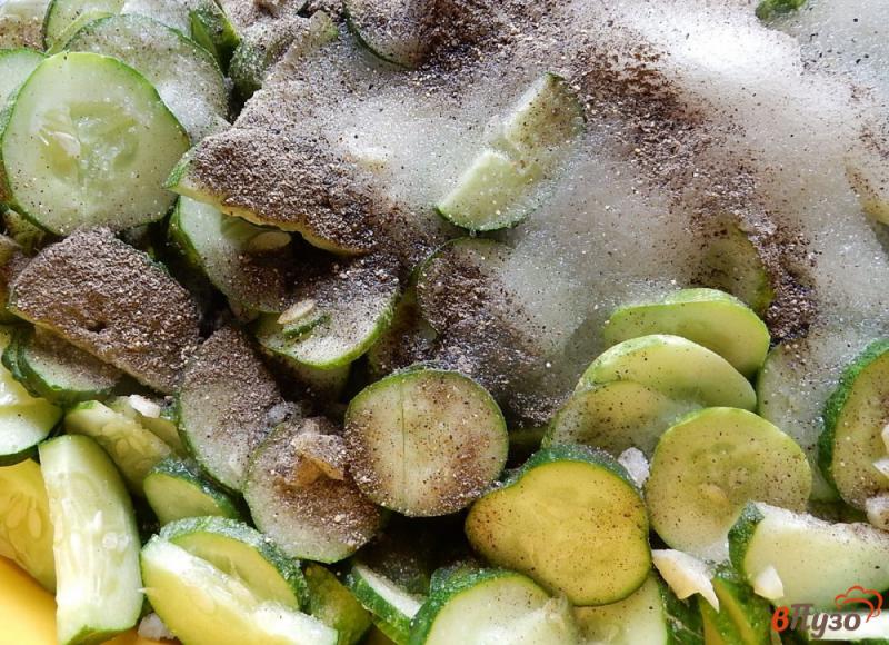Фото приготовление рецепта: Салат из огурцов с чесноком на зиму шаг №9