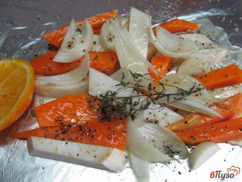 Фото приготовление рецепта: Жареный карась с запеченными овощами шаг №2