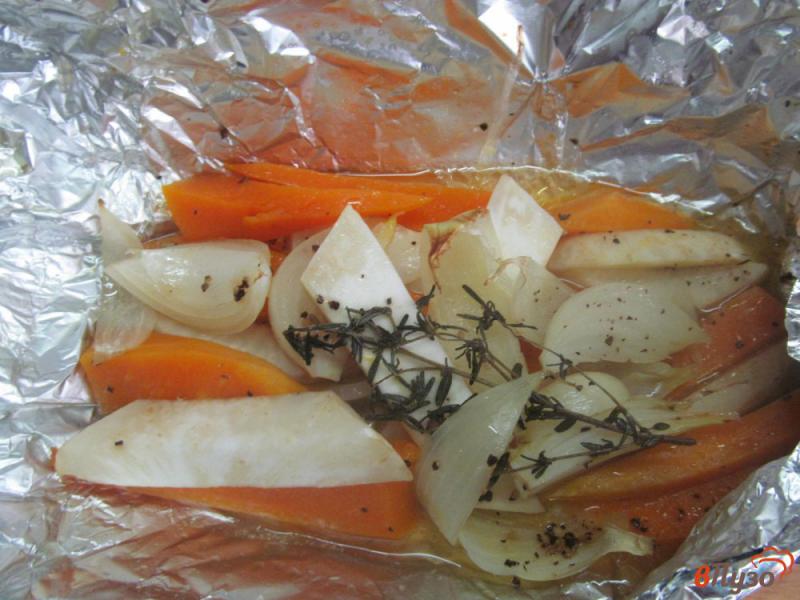 Фото приготовление рецепта: Жареный карась с запеченными овощами шаг №5