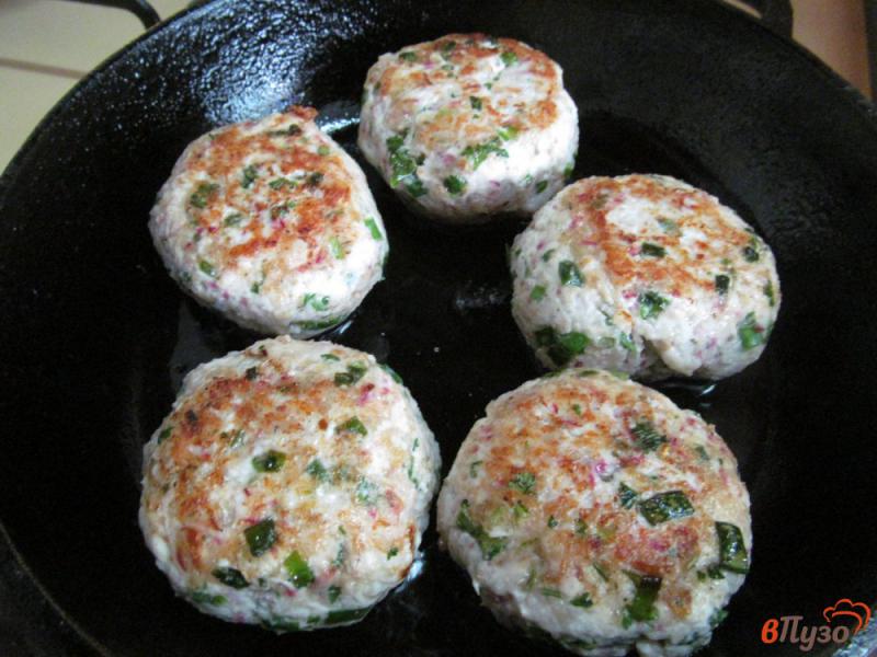 Фото приготовление рецепта: Куриные котлеты с редисом и зеленым луком шаг №4