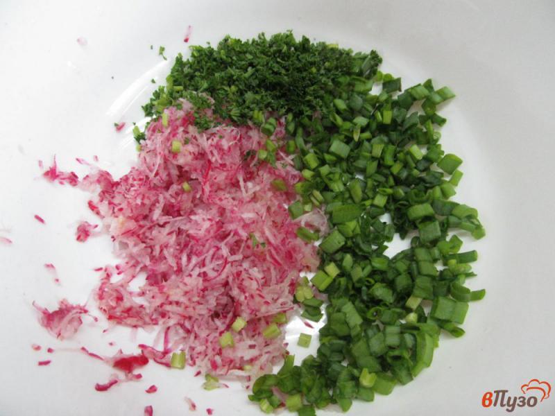 Фото приготовление рецепта: Куриные котлеты с редисом и зеленым луком шаг №1
