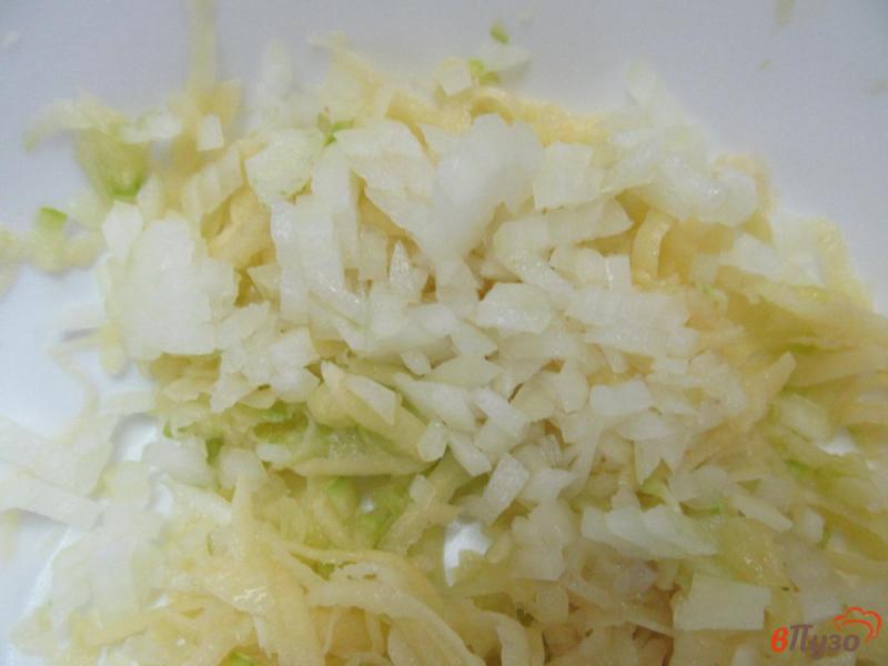 Фото приготовление рецепта: Греческие котлеты из кабачка и картофеля шаг №2