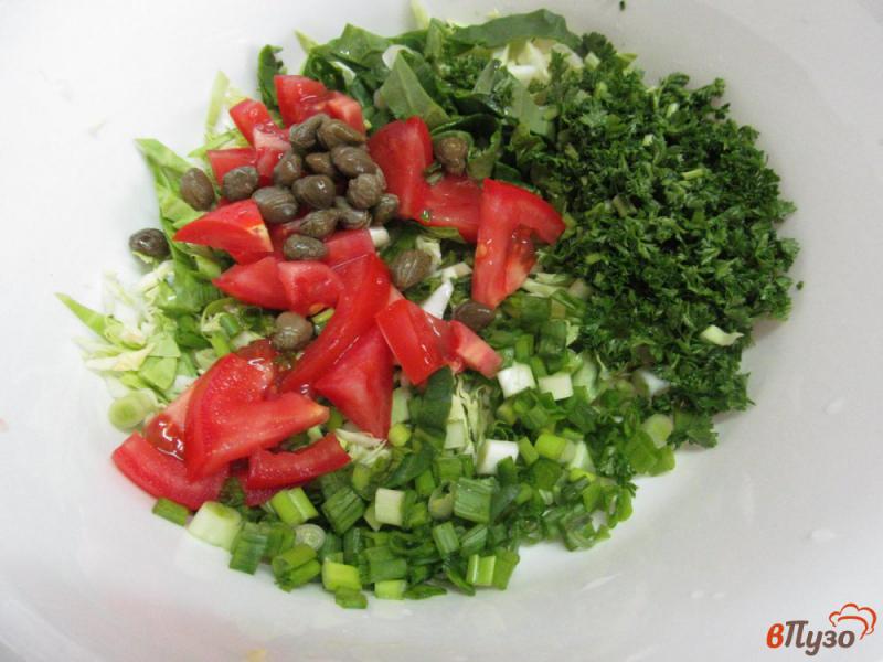 Фото приготовление рецепта: Салат из молодой капусты с помидором и каперсами шаг №3