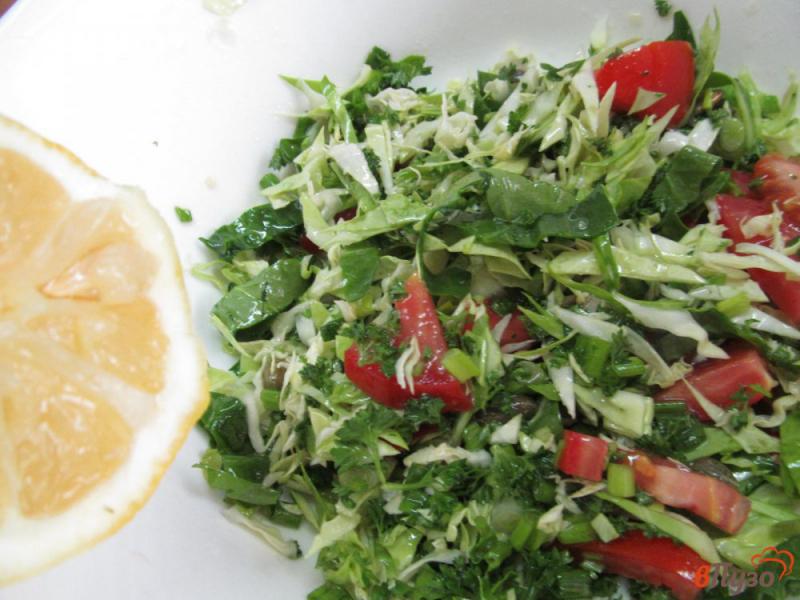 Фото приготовление рецепта: Салат из молодой капусты с помидором и каперсами шаг №4