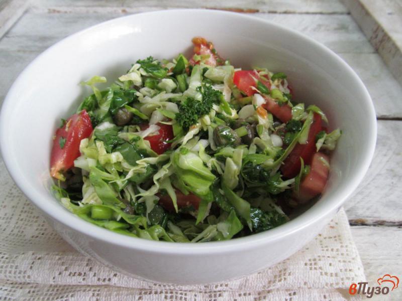 Фото приготовление рецепта: Салат из молодой капусты с помидором и каперсами шаг №5
